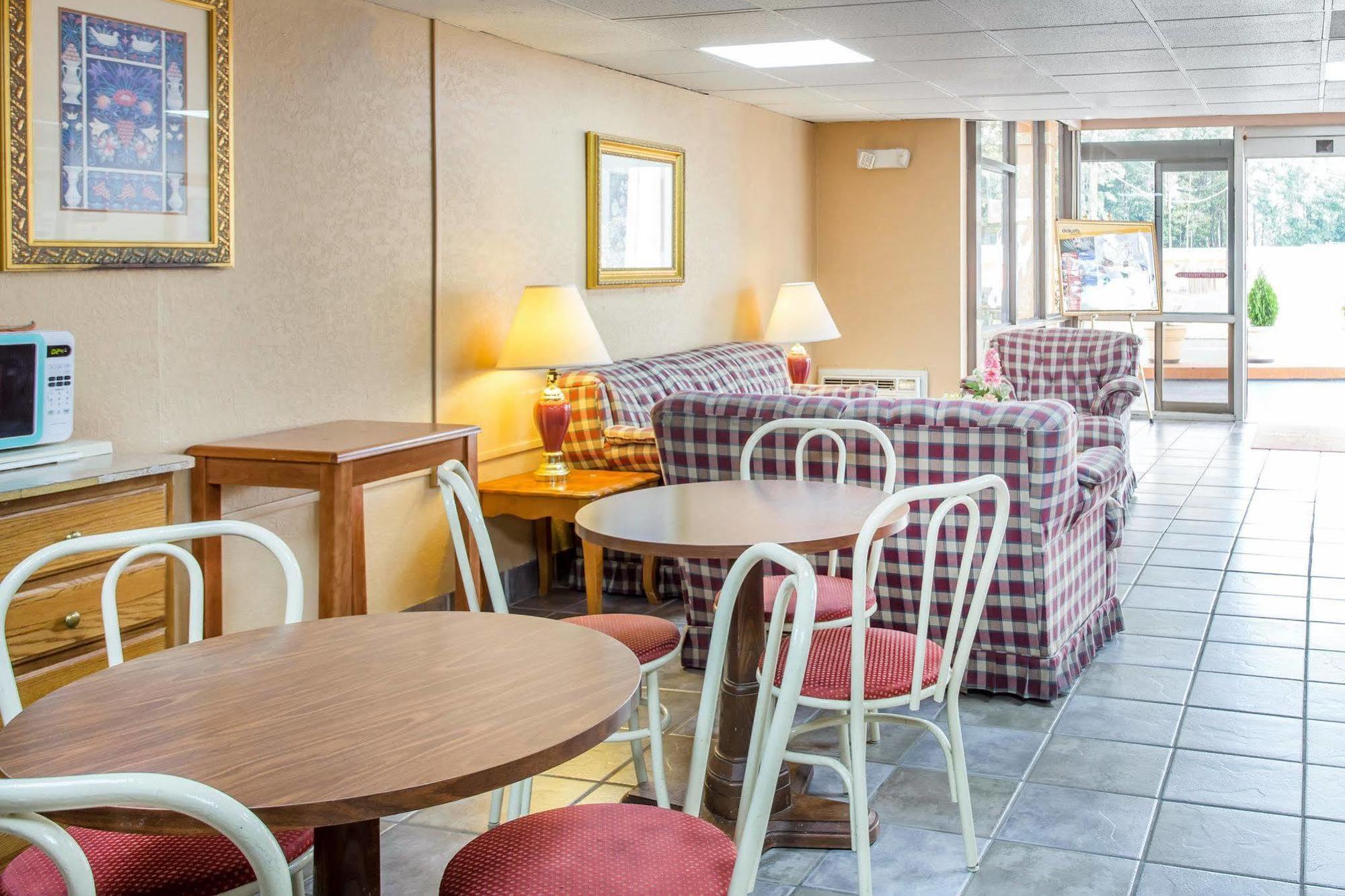 Rodeway Inn Stone Mountain Тъкър Екстериор снимка