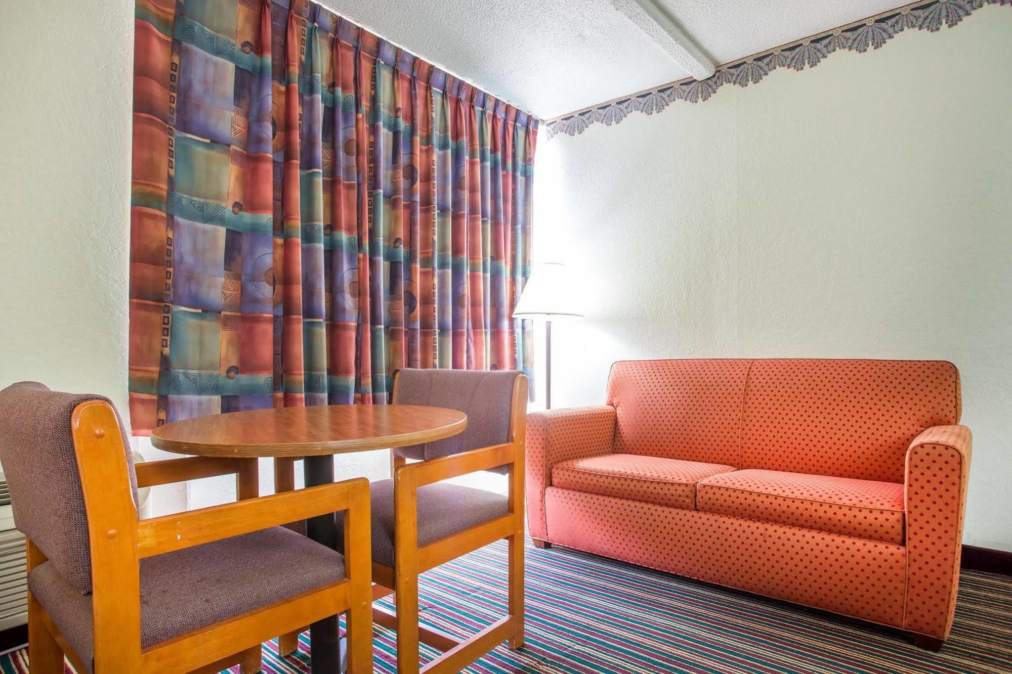 Rodeway Inn Stone Mountain Тъкър Екстериор снимка
